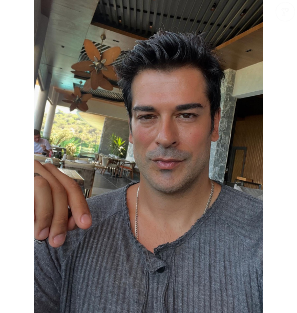 Burak Özçivit: Como modelo, foi eleito o “Melhor Modelo da Turquia” em 2003. Na teledramaturgia, ganhou sucesso com a série 'Kara Sevda (Amor Infinito)', exibida em mais de 110 países.