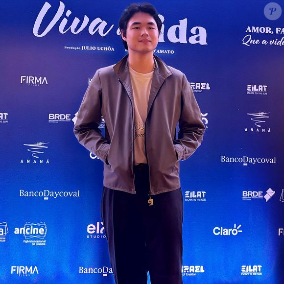 Pedro Ogata vive Luciano em 'Três Graças', um funcionário da casa de farinha onde são falsificados os remédios. O ator tem 1,80m