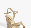 O modelo da Schutz chama atenção pela sola de juta trançada em tom natural, que acrescenta um toque boho chic à produção
