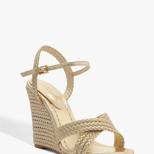 O modelo da Schutz chama atenção pela sola de juta trançada em tom natural, que acrescenta um toque boho chic à produção