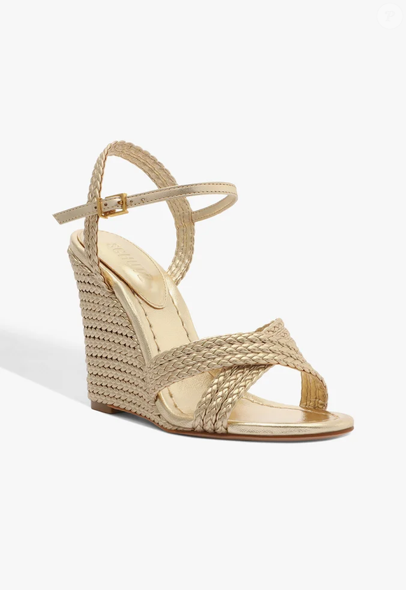 O modelo da Schutz chama atenção pela sola de juta trançada em tom natural, que acrescenta um toque boho chic à produção