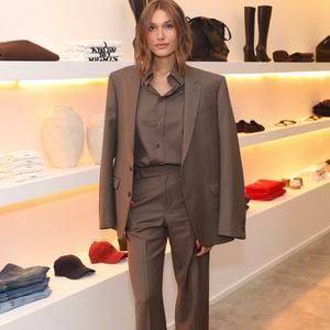 Esse look estilo officecore de Sasha Meneghel na cor marrom chocotone é tão chique e elegante, do escritório ao jantar sofisticado