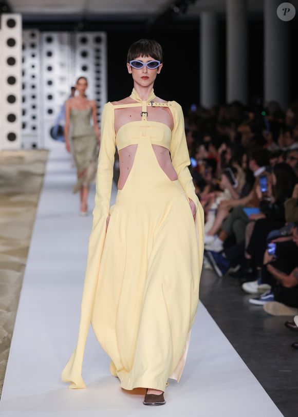 A nova Tieta se destaca pela utilização de inovações em matérias-primas sustentáveis, como o fio de látex amazônico, presente em bordados e amarrações. O biomaterial, assinado por DaTribu, é desenvolvido a partir de práticas rastreáveis e ambientalmente responsáveis em todas as etapas, desde a colheita do látex à secagem ao sol.