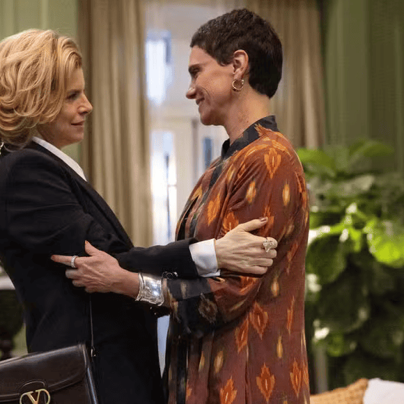 Celina (Malu Galli) descobre golpe de Odete Roitman (Debora Bloch) contra Raquel (Taís Araújo)