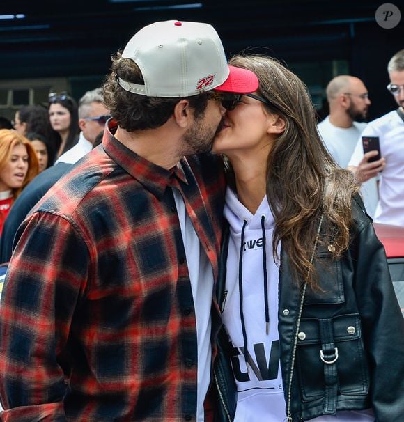 Caio Castro e Vitoria Bohn se beijaram antes de corrida de carros em SP