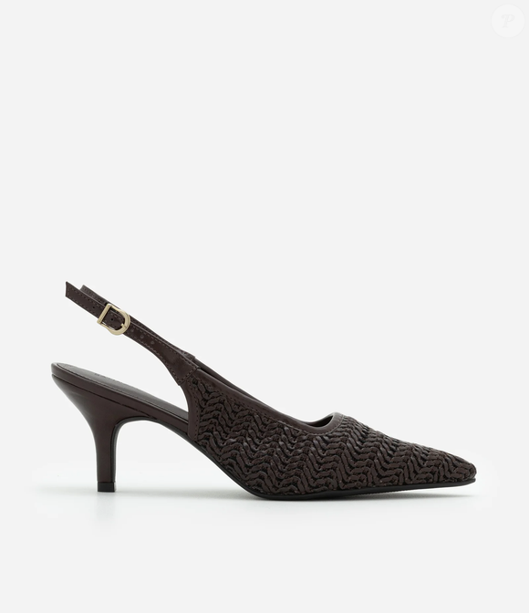 Por último, mas não menos importante, os stilettos de ráfia da Satinato aparecem como uma das escolhas mais versáteis da temporada. O modelo slingback com cabedal e salto médio em tom marrom escuro combina perfeitamente com vestidos leves, alfaiataria e até produções mais casuais