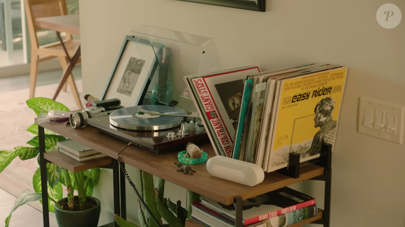 Jacob Elordi mantém como decoração algumas câmeras, um toca discos e vários discos de vinil