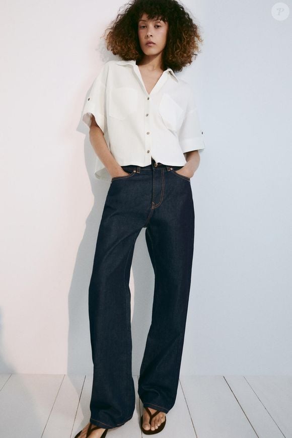 A Camisa Crop em Mistura de Linho com Botões da Zara aposta no comprimento cropped e reúne mistura de linho, decote V, mangas curtas e bolsos de patch frontais