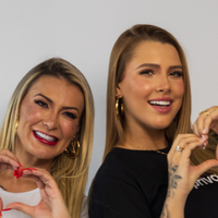 Após polêmica, Andressa Urach volta a fazer vídeo provocador com a namorada do filho: 'Gosto até demais'