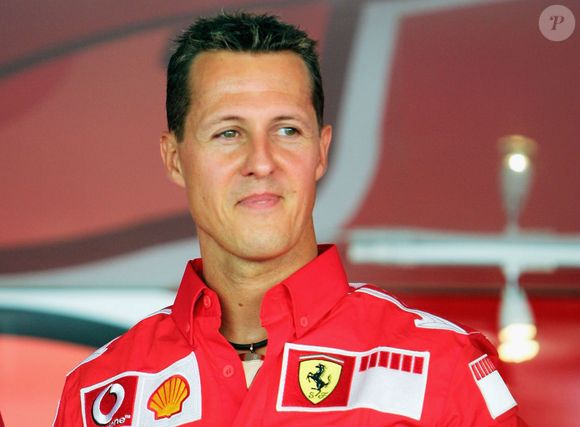 Em casa depois de ter ficado 6 meses em coma, Michael Schumacher está no próprio mundo, mas reconhece os rostos familiares ao redor, segundo o amigo