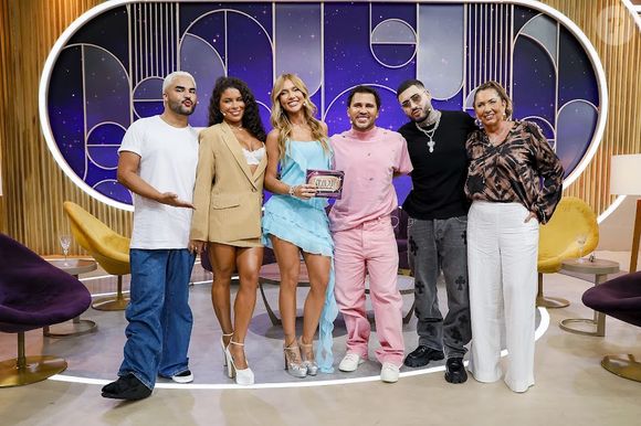 Virgínia Fonseca recebe convidados do Sabadou com vestido azul assimétrico