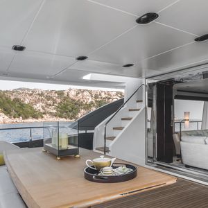 Design interno do Azimut Grande 27 Metri valoriza luz natural e amplitude dos ambientes