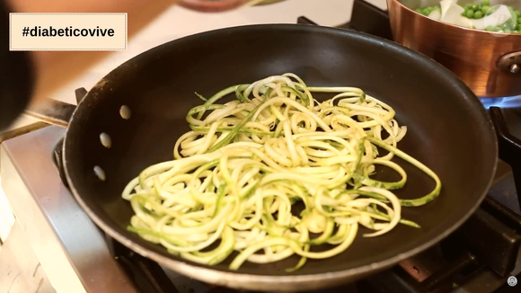 Enquanto isso, prepare o espaguete e cozinhe o macarrão em água fervente