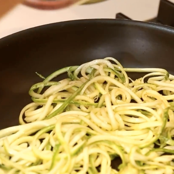 Enquanto isso, prepare o espaguete e cozinhe o macarrão em água fervente