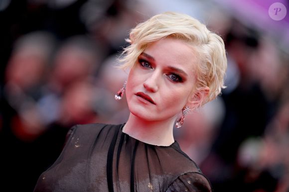 Julia Garner exibe maquiagem com lápis de olho preto na linha d'água em Cannes 2025