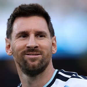 Aos 11 anos, Messi media apenas 1,30 m. Décadas depois, soma 18 gols em Copas e um recorde histórico. Conheça a história que poucos fãs conhecem