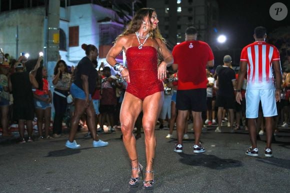 Viviane Araújo é chamada de rainha das rainhas