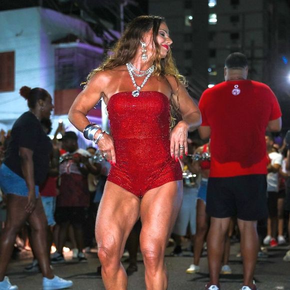 Viviane Araújo é chamada de rainha das rainhas