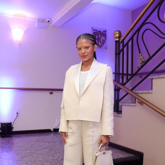 Bella Campos brilhou no tapete vermelho do 53º Festival de Cinema de Gramado.