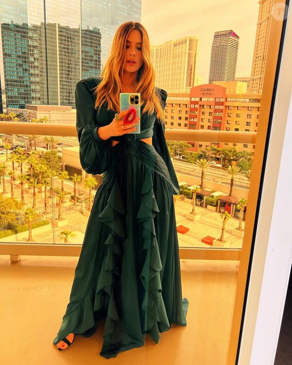 Vestido verde com babados e cintura à mostra foi usado por Carolina Dieckmann no Grammy Latino