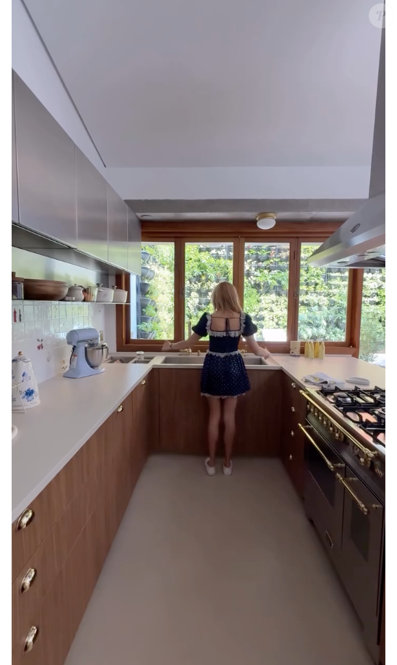 Ilha da cozinha de Isa Scherer tem uma pia com 1 metro de comprimento com diversas funcionalidades