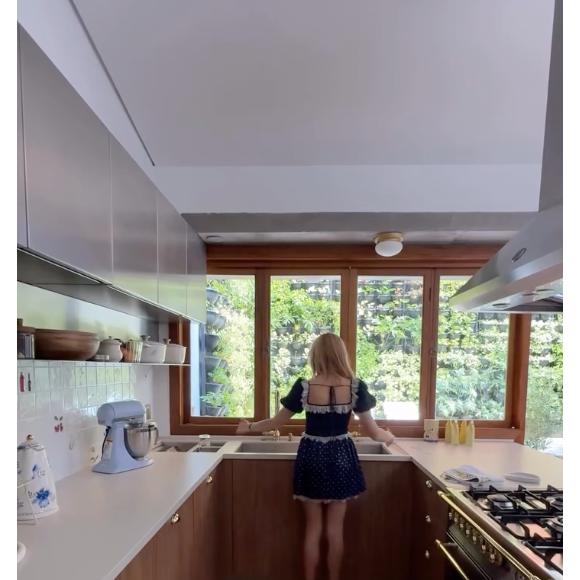 Ilha da cozinha de Isa Scherer tem uma pia com 1 metro de comprimento com diversas funcionalidades