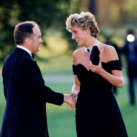De acordo com a Sotheby's, a peça foi usada pela Princesa Diana em 29 de junho de 1994, durante um jantar beneficente realizado na Serpentine Gallery, em Londres