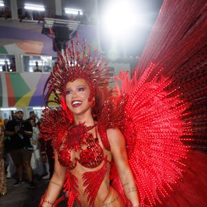 Virgínia Fonseca surgiu com uma fantasia tecnológica, com direito a led no body e no costeiro