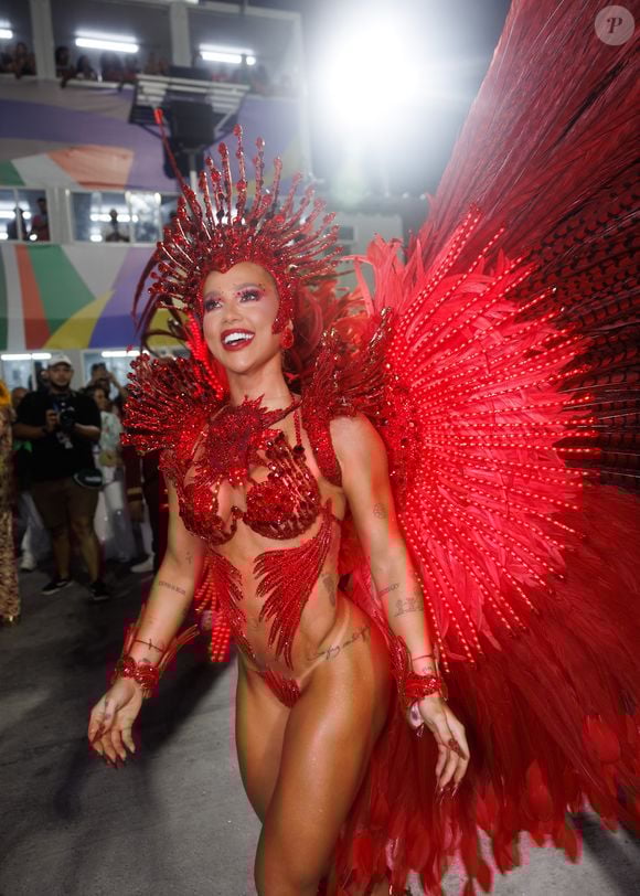 Virgínia Fonseca surgiu com uma fantasia tecnológica, com direito a led no body e no costeiro