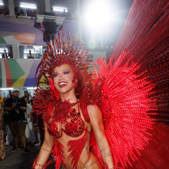 Virgínia Fonseca surgiu com uma fantasia tecnológica, com direito a led no body e no costeiro