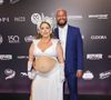 Tati Machado, grávida de Rael, posa com o marido, Bruno Machado, no Baile Vogue 2025