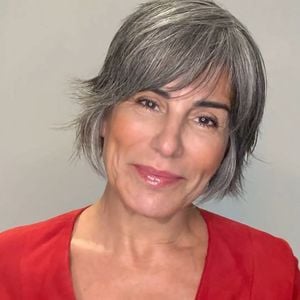 Segundo a cabeleireira Olga G. San Bartolomé, o corte bixie é uma das melhores opções para quem tem cabelos grisalhos e percebe perda de volume, movimento e frescor nos fios ao longo dos anos