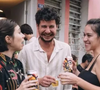 O contato visual é uma poderosa forma de comunicação não verbal. Quando alguém mantém o olhar durante uma conversa, mostra atenção e conforto com a sua presença.