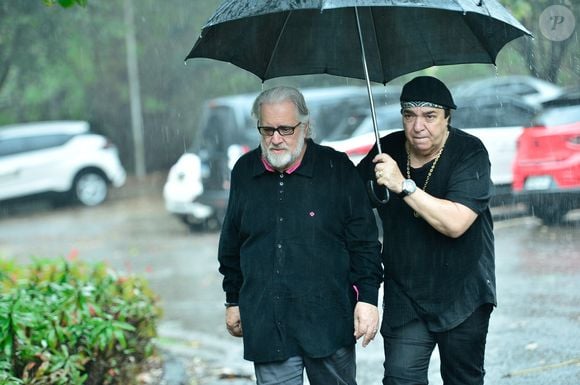 Morte de JP Mantovani: Leão Lobo chegou abalado para velório do influencer