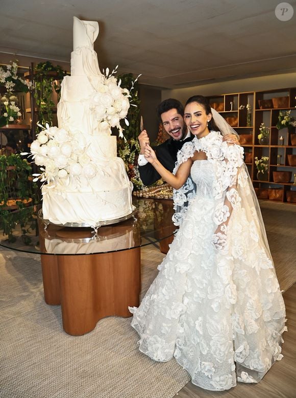 Lindo bolo do casamento de Thiago e Geórgia na noite deste sábado, 1, em São Paulo