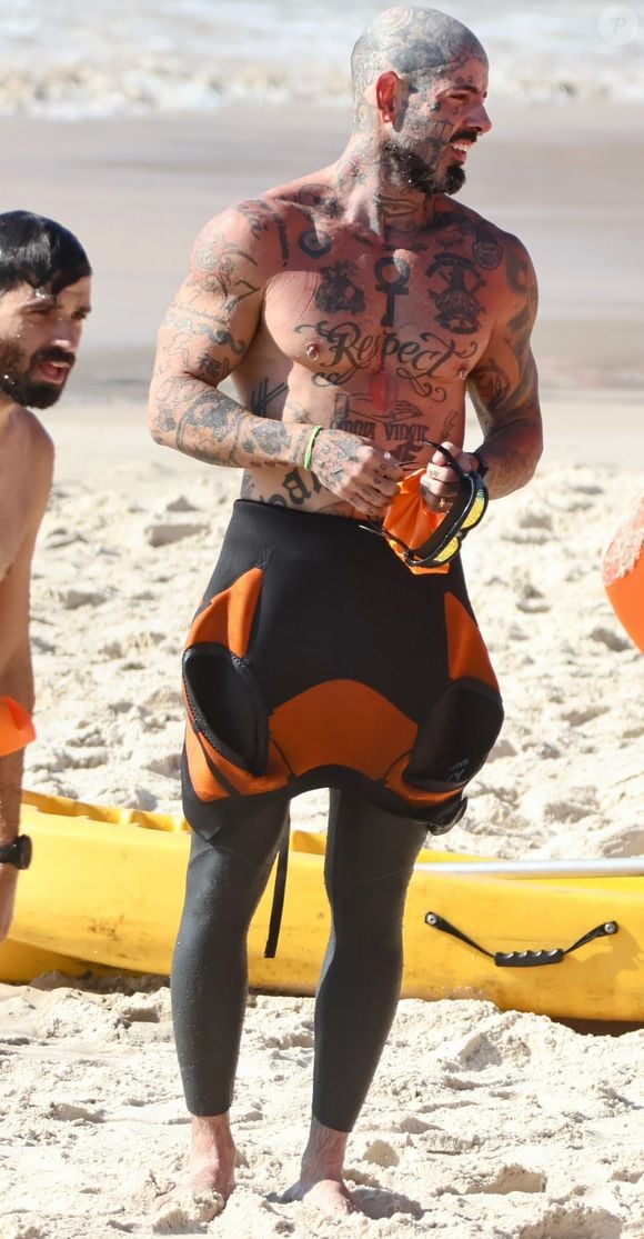 Pouco tempo depois, Tico Santa Cruz retirou a parte de cima da roupa, valorizando seu peitoral