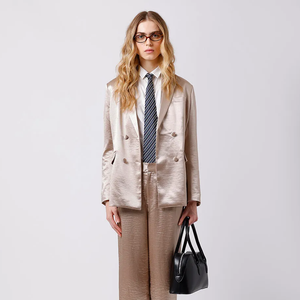 Brilho com assinatura de poder: o blazer acetinado da coleção Mindse7, da C&A, por R$ 399,99, mostra que, assim como Carminha, o dourado continua essencial, agora reinterpretado em 2026 dentro da estética elegante do corpcore