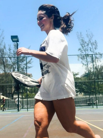 Sem precisar usar shorts nem aplicar talco comum: o truque de estilistas para evitar que as coxas fiquem esfregando umas nas outras debaixo de um vestido