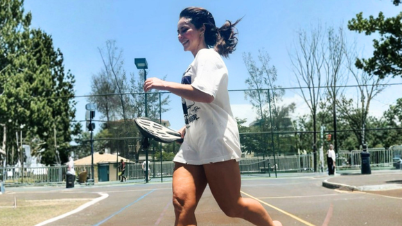 Sem precisar usar shorts nem aplicar talco comum: o truque de estilistas para evitar que as coxas fiquem esfregando umas nas outras debaixo de um vestido