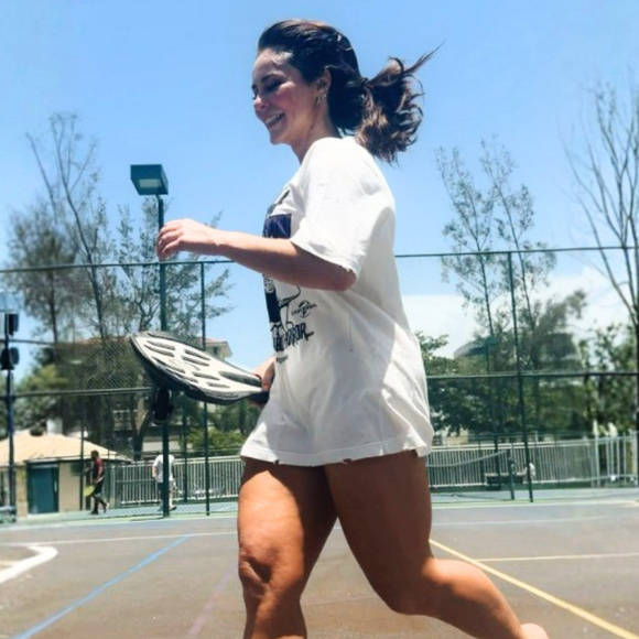 Sem precisar usar shorts nem aplicar talco comum: o truque de estilistas para evitar que as coxas fiquem esfregando umas nas outras debaixo de um vestido