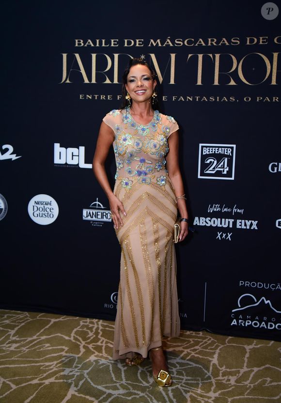 Vestido com transparência: Michele Martins foi outra famosa a prestigiar baile de máscaras em hotel do Rio