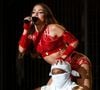 Anitta também marcou presença no show e subiu ao palco logo que a queima de fogos terminou