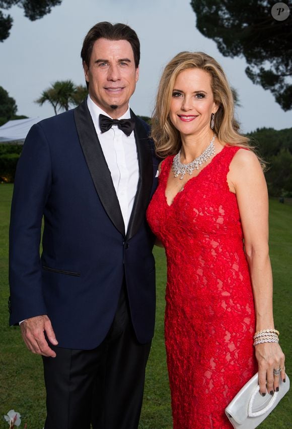 John Travolta e Kelly Preston tiveram três filhos: Jett, Ella e Benjamin. O primogênito nasceu em 1993, enquanto a filha do casal chegou em 2000. Em 2010, os atores deram as boas-vindas ao caçula, Benjamin. Anos depois, o ator voltou a mencionar Ella Travolta em uma homenagem à esposa, destacando o orgulho que Kelly sentiria ao acompanhar o crescimento da filha