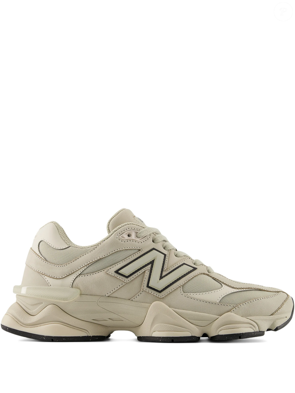 O New Balance 9060 com patch de logo aposta na sofisticada combinação que lembra um tostado de um tiramisù ou até de uma torrada bem dourada, seguindo a tendência dos tons neutros para a próxima primavera e garantindo um modelo versátil para diferentes looks