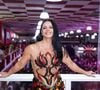 Com as pernas torneadas em evidência, Viviane Araújo apostou em um figurino cheio de brilho para prestigiar o Salgueiro. A rainha de bateria surgiu com sandálias douradas de salto alto e plataforma e cabelos longos e lisos