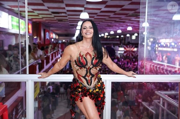 Com as pernas torneadas em evidência, Viviane Araújo apostou em um figurino cheio de brilho para prestigiar o Salgueiro. A rainha de bateria surgiu com sandálias douradas de salto alto e plataforma e cabelos longos e lisos