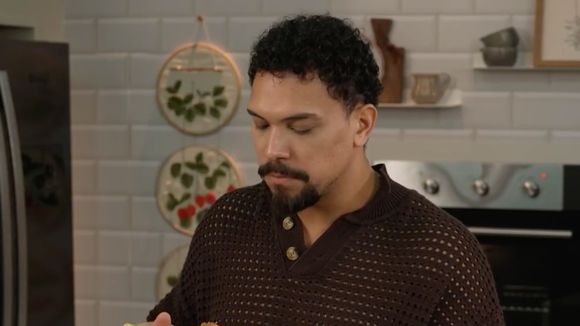Amo cuscuz e não consigo parar de comer esse bolo de flocão de milho que aprendi com um ex-BBB: até minha mãe pediu a receita depois de experimentar