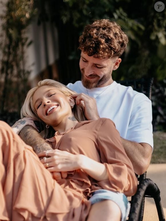 Léo Pereira, jogador do Flamengo, e Karoline Lima juntos de novo: casal anunciou reconciliação após declaração de amor do zagueiro durante festa do time do Rio
