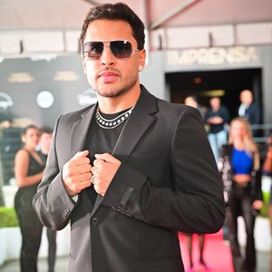 Lucas Guimarães escolhe um look all black para 55ª Edição do Troféu Imprensa