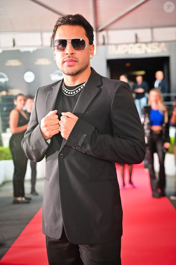 Lucas Guimarães escolhe um look all black para 55ª Edição do Troféu Imprensa